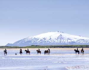 Reiter vor dem Snæfellsjökull auf der Halbinsel Snæfellsnes in Island.