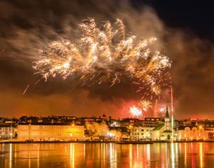 Feuerwerk über Reykjavík in Island