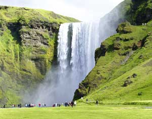 Der Wasserfall Skógafoss ist das Wahrzeichen des Ortes Skógar im Süden Islands.