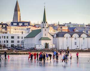 Das winterliche Reykjavík mit Schlittschuhläufern