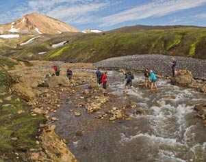 Wanderer auf einer Trekkingtour im Hochland Islands bei Landmannalaugar