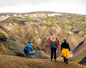 Wanderer auf einer Trekkingtour im Hochland Islands bei Landmannalaugar