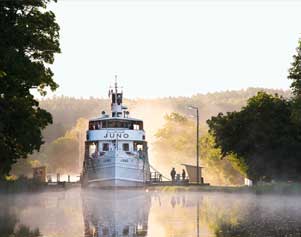 Schiff auf dem Götakanal in Schweden bei einer Schiffsreise