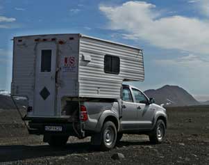 Der Allrad Camper JS Toyota Hilux im isländischen Hochland
