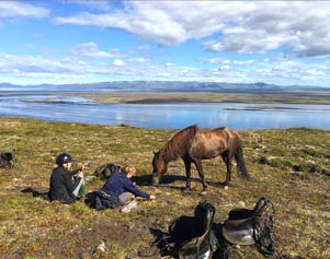 Pferd und Reiter vor dem See Hóp