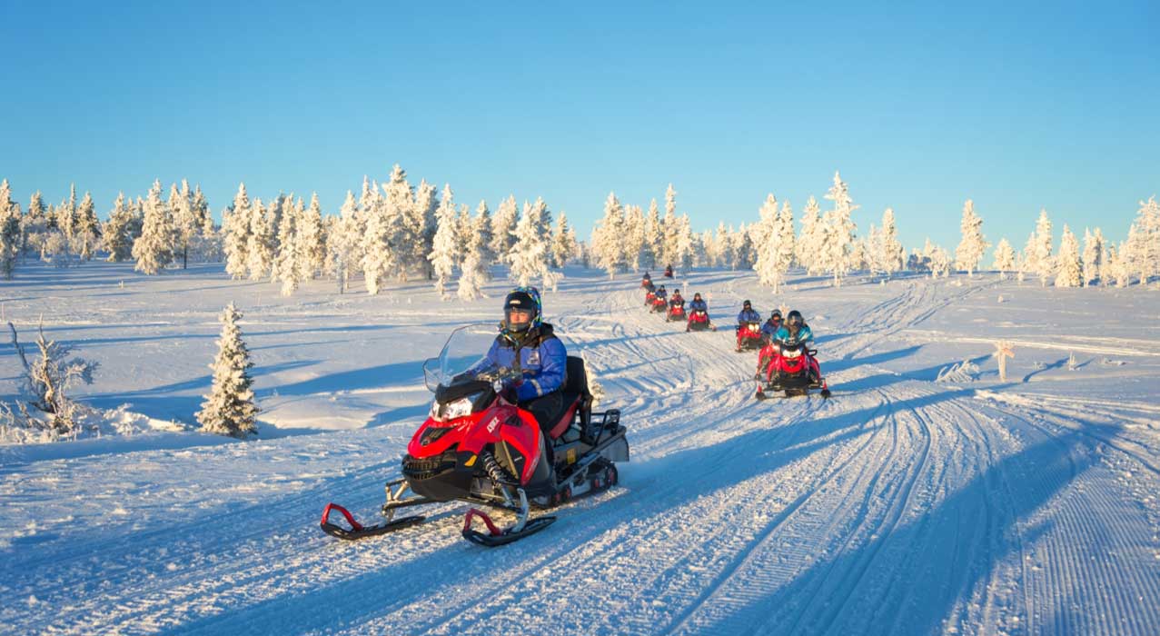Schneemobilfahrt in Finnisch Lappland
