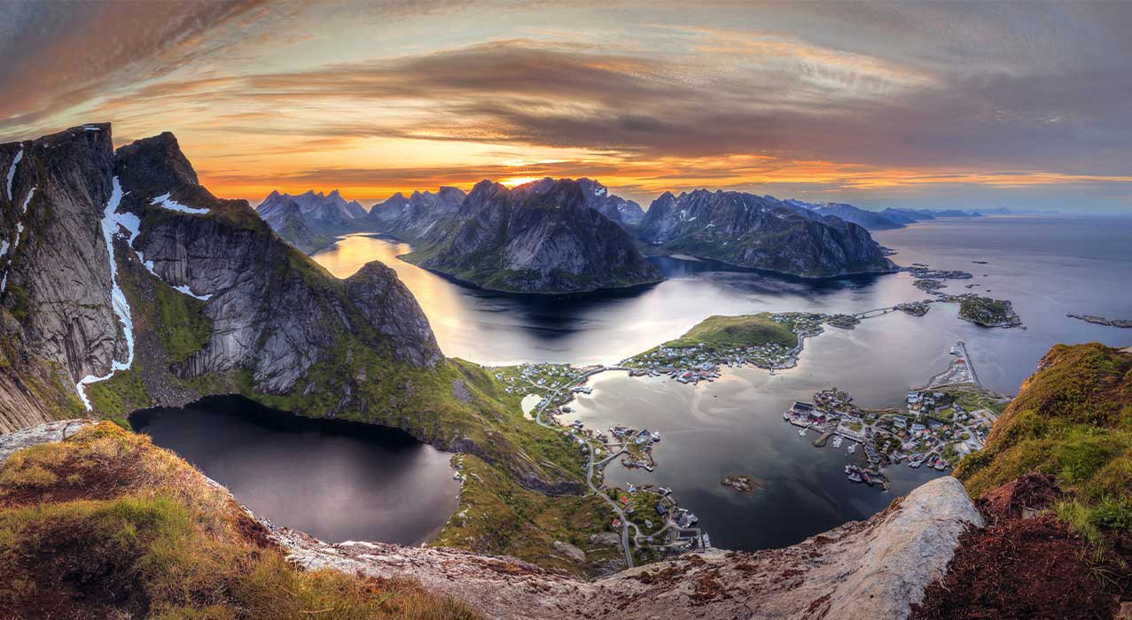 Geniessen Sie wundervolle Sonnenuntergänge entlang der Küste Norwegens.