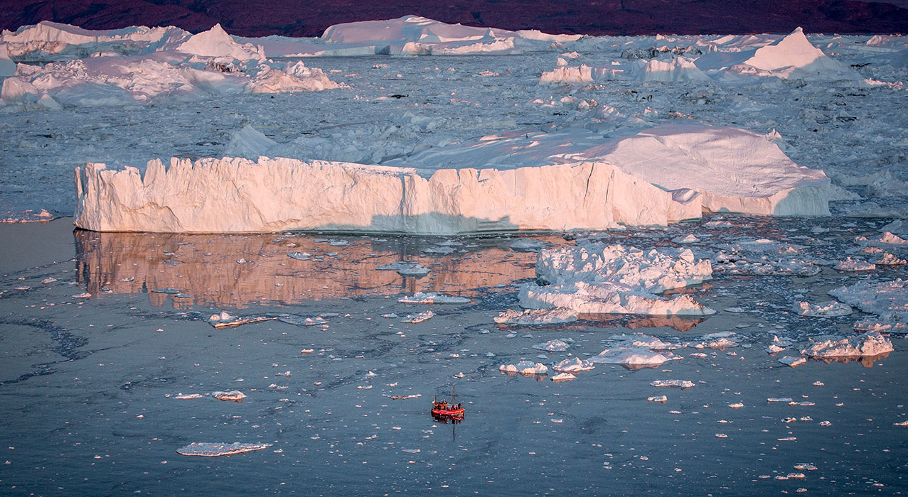 Passagierboot zwischen den Eisbergen von Ilulissat - Foto von Mads-Pihl (Visit-Greenland)