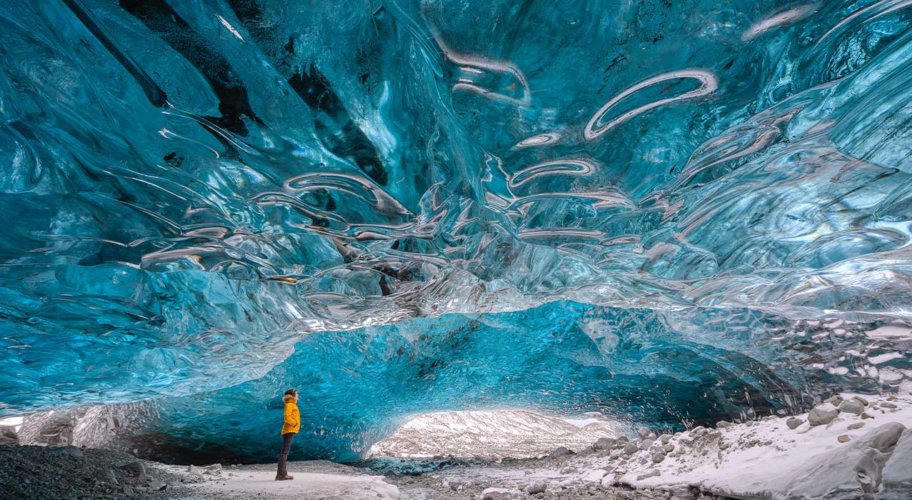Auf dieser Reise erwarten Sie schimmernde Eishöhlen unter Islands Vulkanen. 