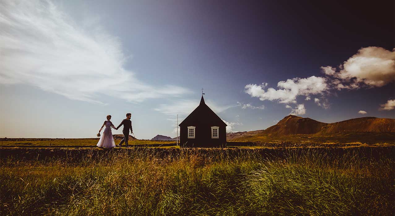 Hochzeitspaar in Búðir - projectphoto.ch