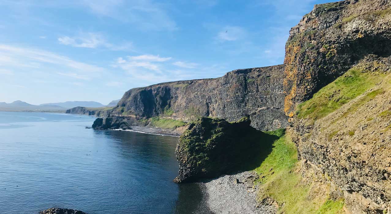 Die Halbinsel Rauðanes mit ihren Steilküsten, Sea Stacks und Felsbogen.
