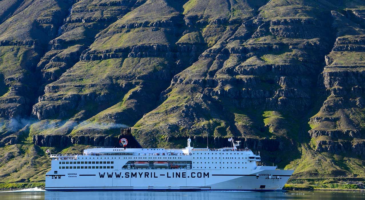 Die Fähre Smyril Line in Seyðisfjörður. 