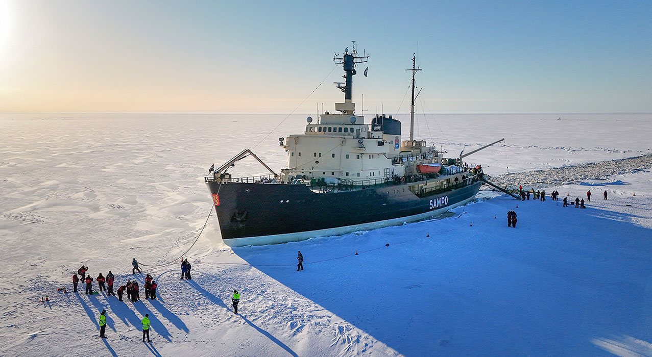 Eisbrecher Sampo vor der Küste bei Kemi