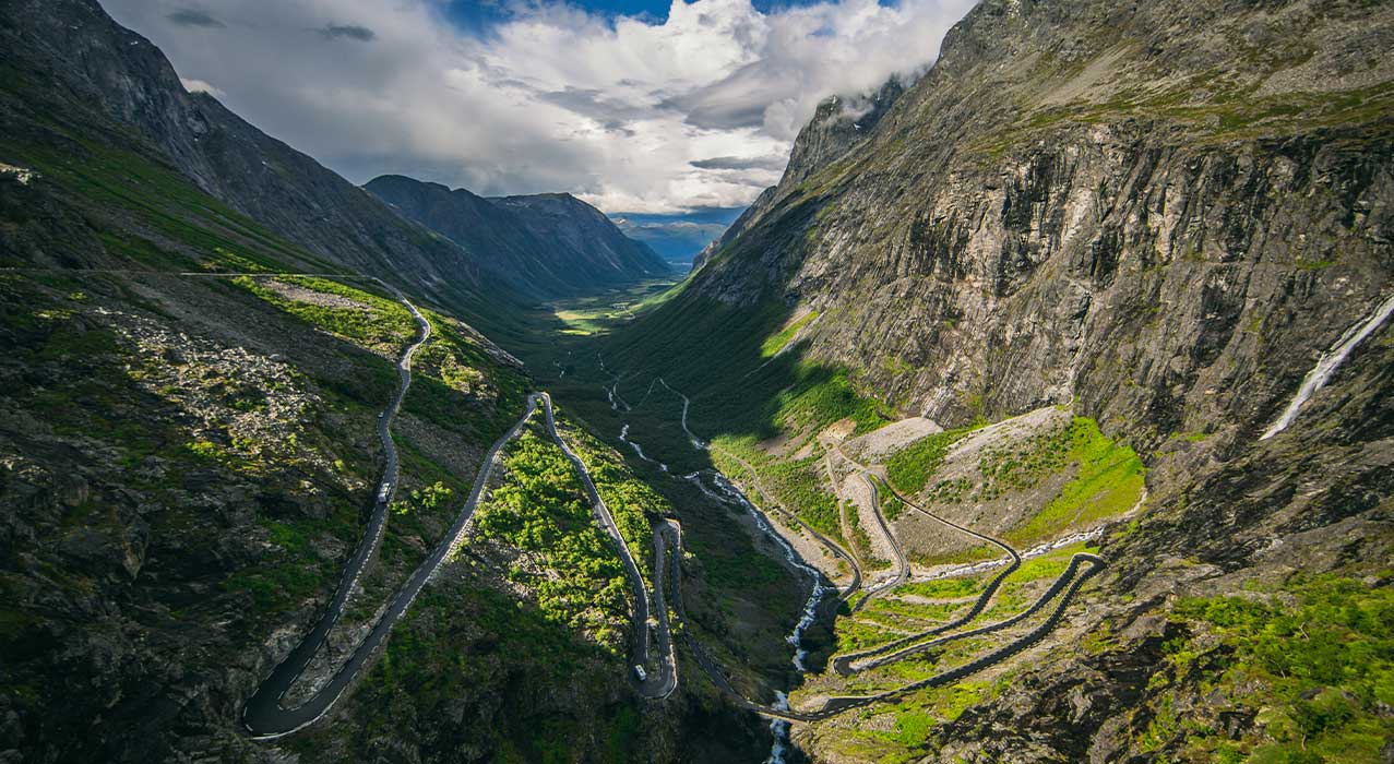 Die Serpentinenstrasse des Trollstigens in der Nähe von Åndalsnes - visitnorway