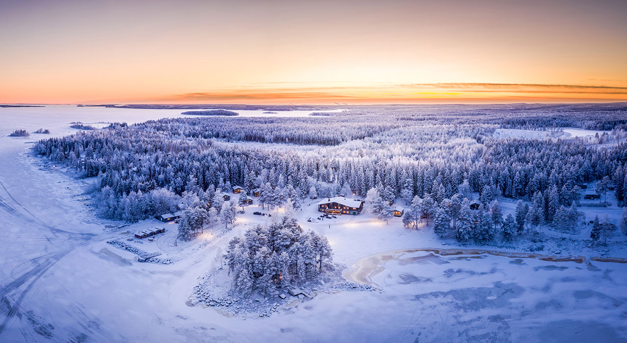 Paar am Feuer bei der Nordlichterbeobachtung in Schwedisch Lappland - Brändön Lodge Graeme Richardson Paar am Feuer bei der Nordlichterbeobachtung in Schwedisch Lappland - Brändön Lodge Graeme Richardson