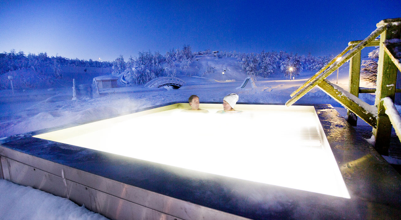 Geniessen Sie ein entspannendes Bad im SPA, umgeben von der lappischen Winterlandschaft - Camp Ripan Björn Wanhatalo