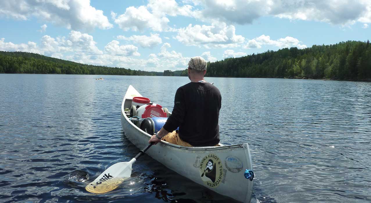 Mann auf einer Kanutour in der Region Värmland - Arvika Canoe

