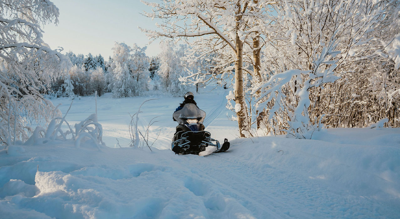 Schneetöff-Fahrer in der schwedischen Winterlandschaft - Norrsken Lodge