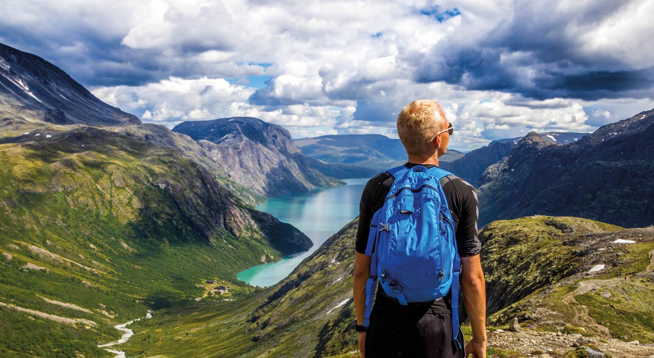 Wanderer auf dem Gebirgsrücken Besseggen in Norwegen