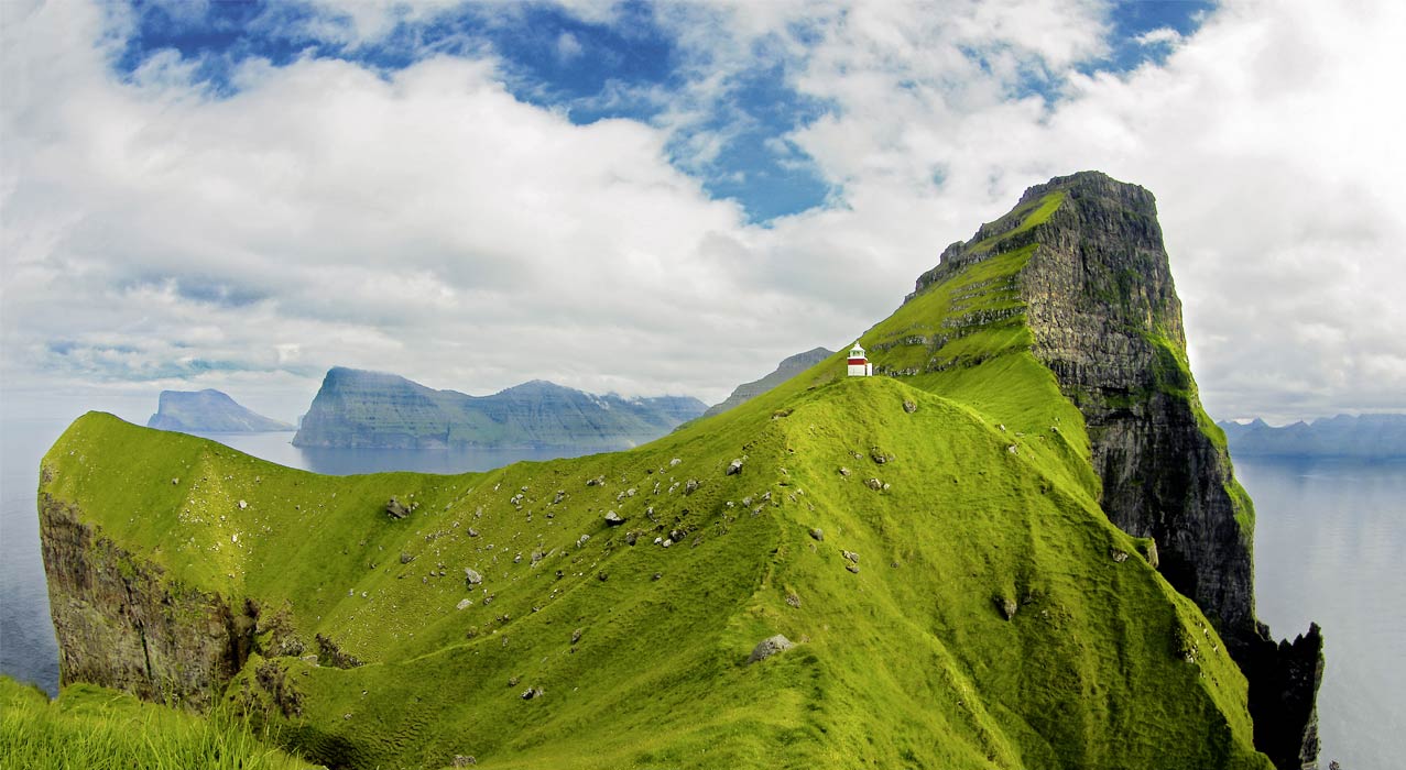 Grüne Berge auf den Färöer Inseln