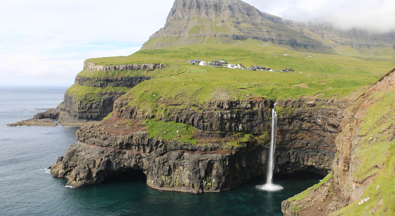 Bekannter Wasserfall auf den Färöer Inseln