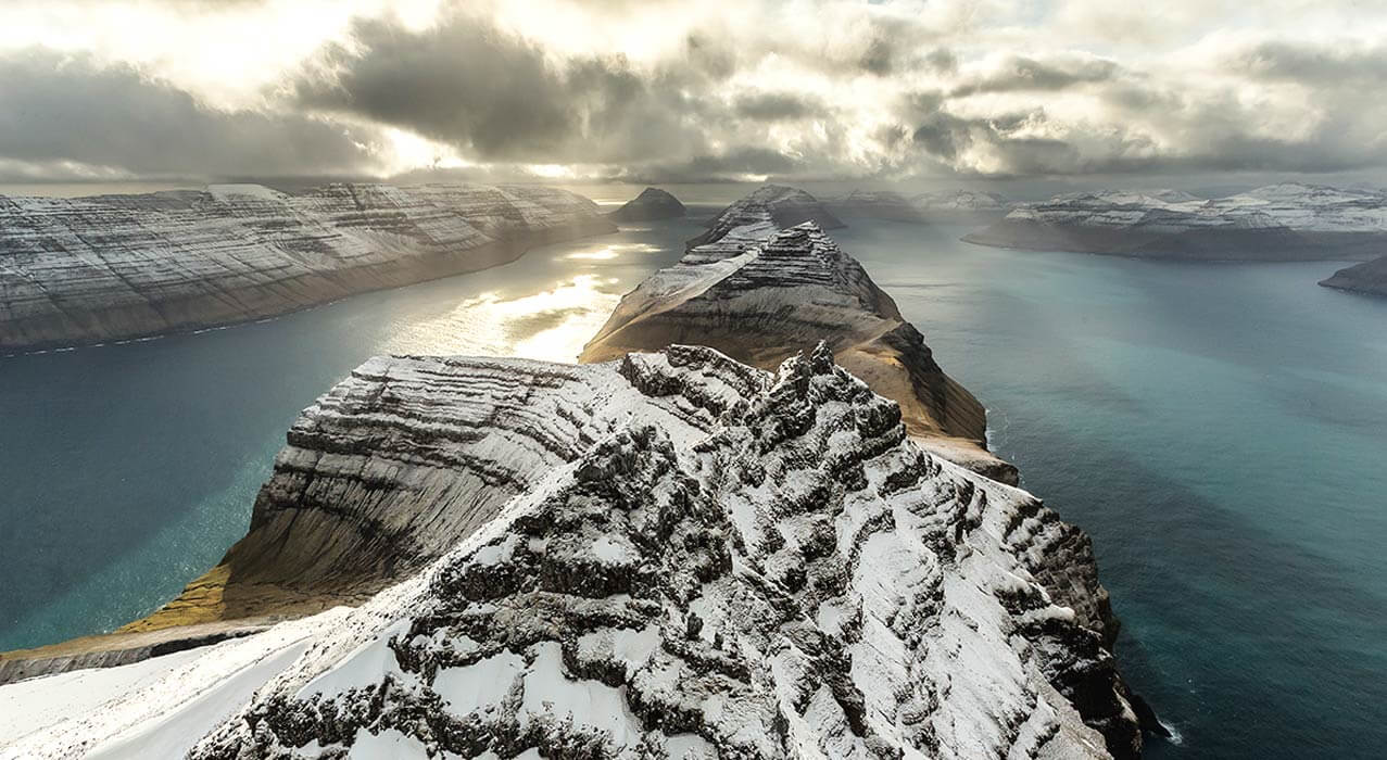 Fjorde im Winter auf den Färöer Inseln