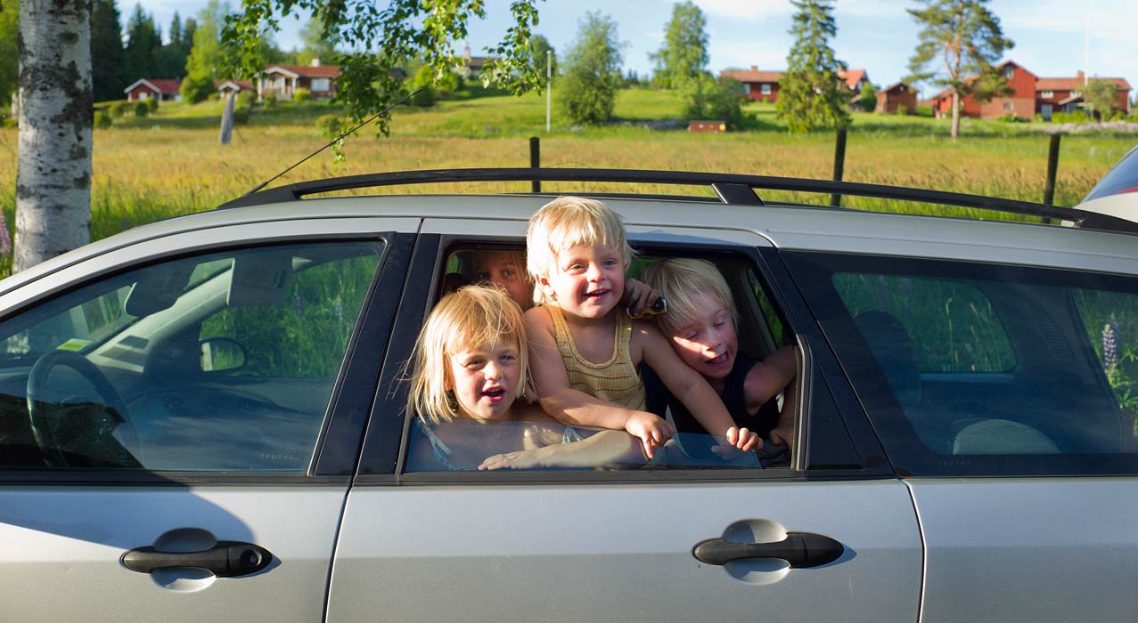 Autofahrt während der Familienferien in Finnland