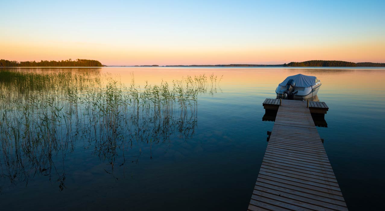 Sicht auf einen See in Finnland bei Abendstimmung