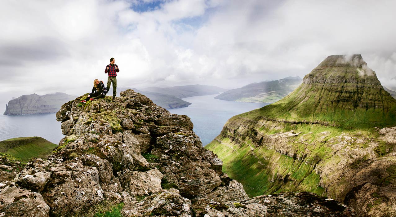Wanderer auf einem Berg der Färöer Inseln