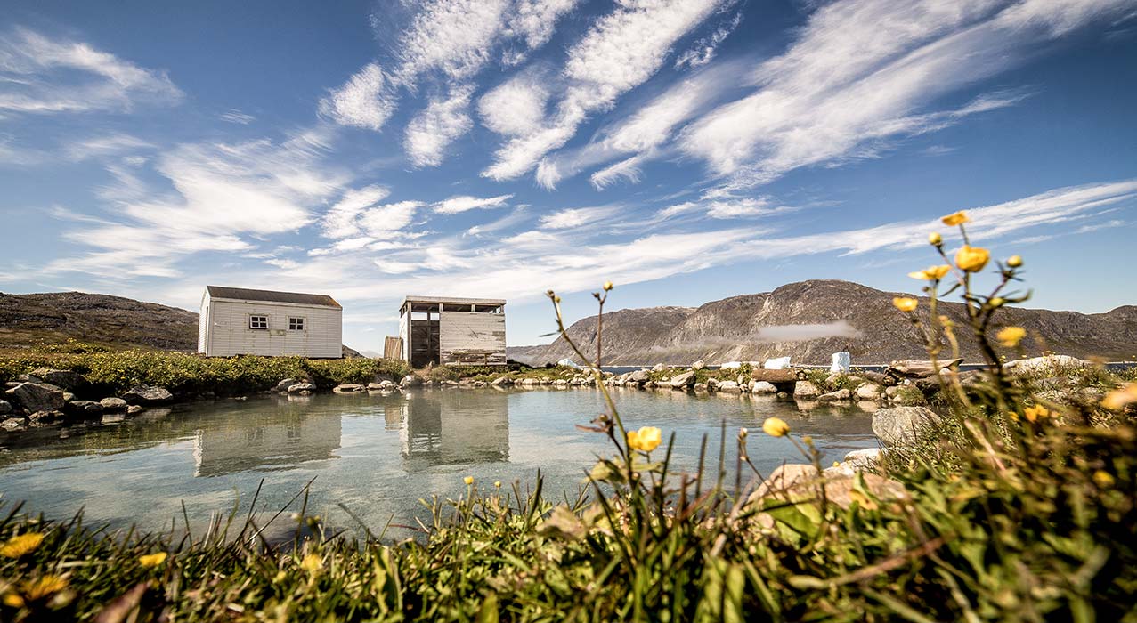 Ein besonderes Erlebnis ist ein Bad in den natürlichen heissen Quellen von Uunartoq inmitten der rauen Natur Südgrönlands. Foto: © Mads Pihl – Visit Greenland