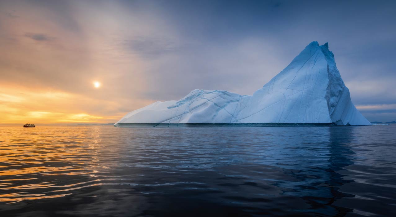 Sonnenuntergang und Eisberg in Grönland