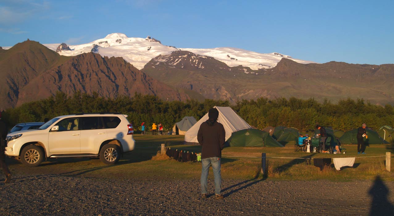 Camper auf dem Campingplatz in Skaftafell in Island