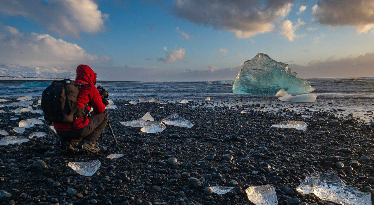 Schimmernde Eisblöcke bieten einen eindrücklichen Kontrast zum schwarzen Strand neben der Jökulsárlón.