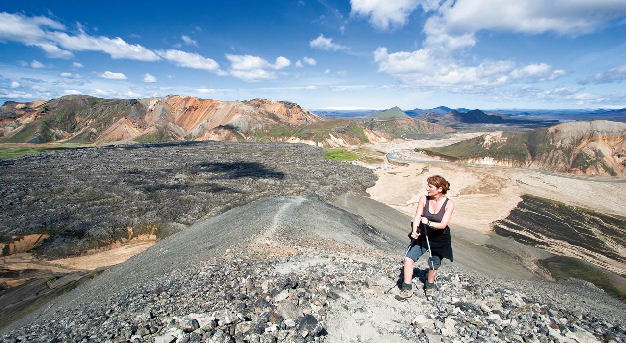 Wanderer bei Landmannalaugar im Hochland Islands.