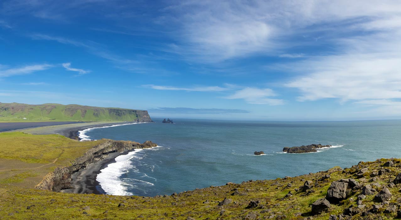 Sicht auf den Ort Vík an Islands Südküste