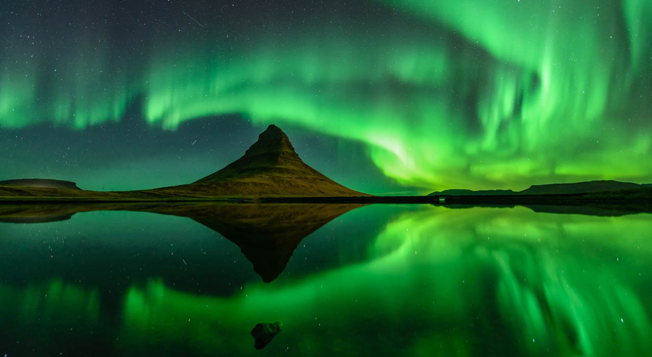 Der Berg Kirkjufell mit Nordlicht, welche während der Nordlicht-Fotoreise Snæfellsnes fotografiert wurde