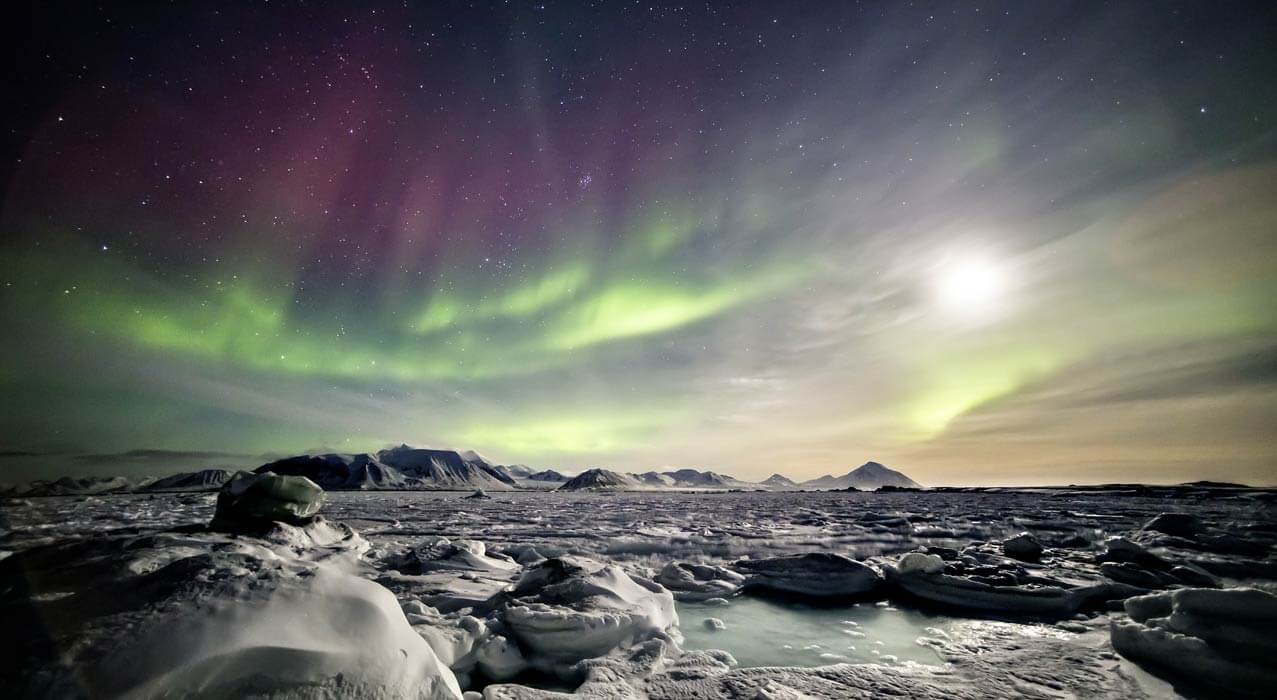 Nordlichter über dem Gletscher in Island.