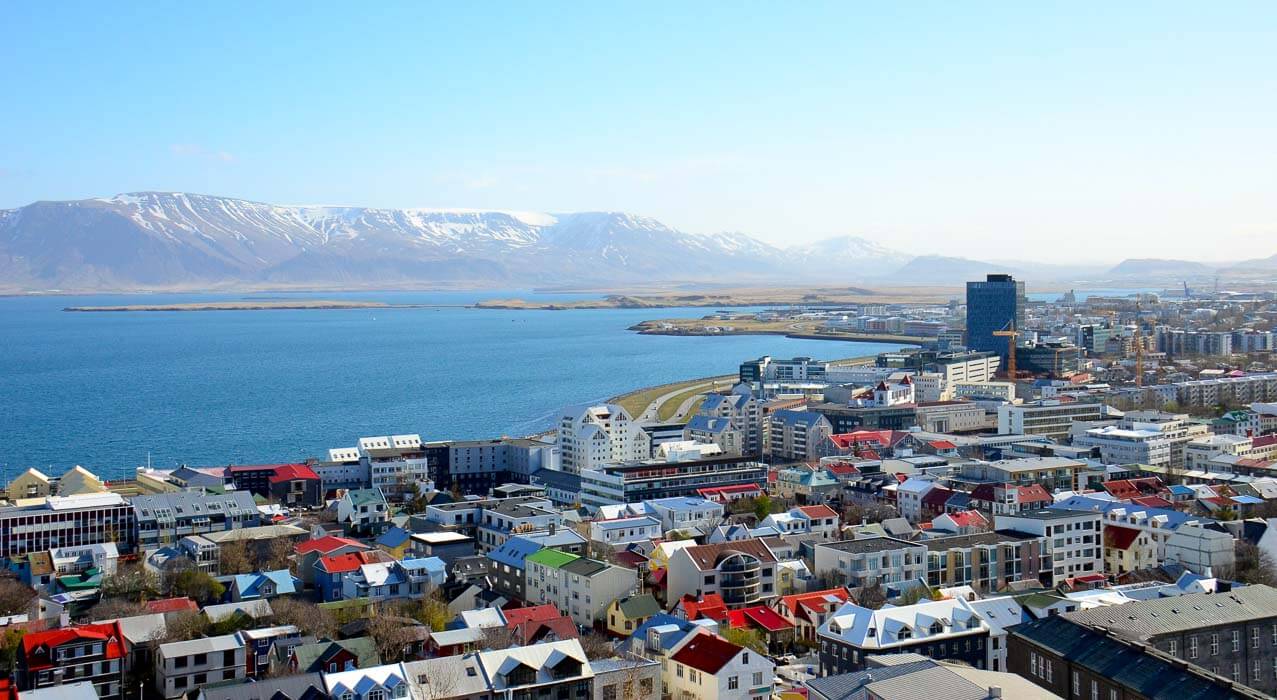 Reykjavik Stadt mit Berge