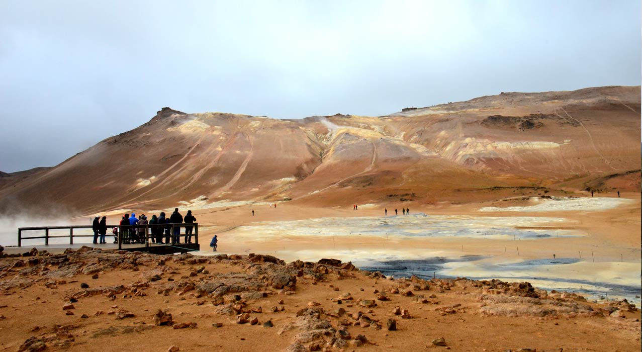 Gruppe in einem Heissquellengebiet in Island