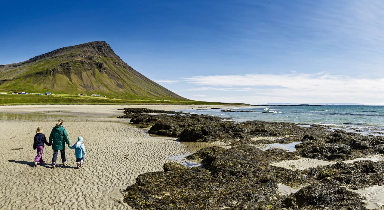 Strand mit Familie in Island.
