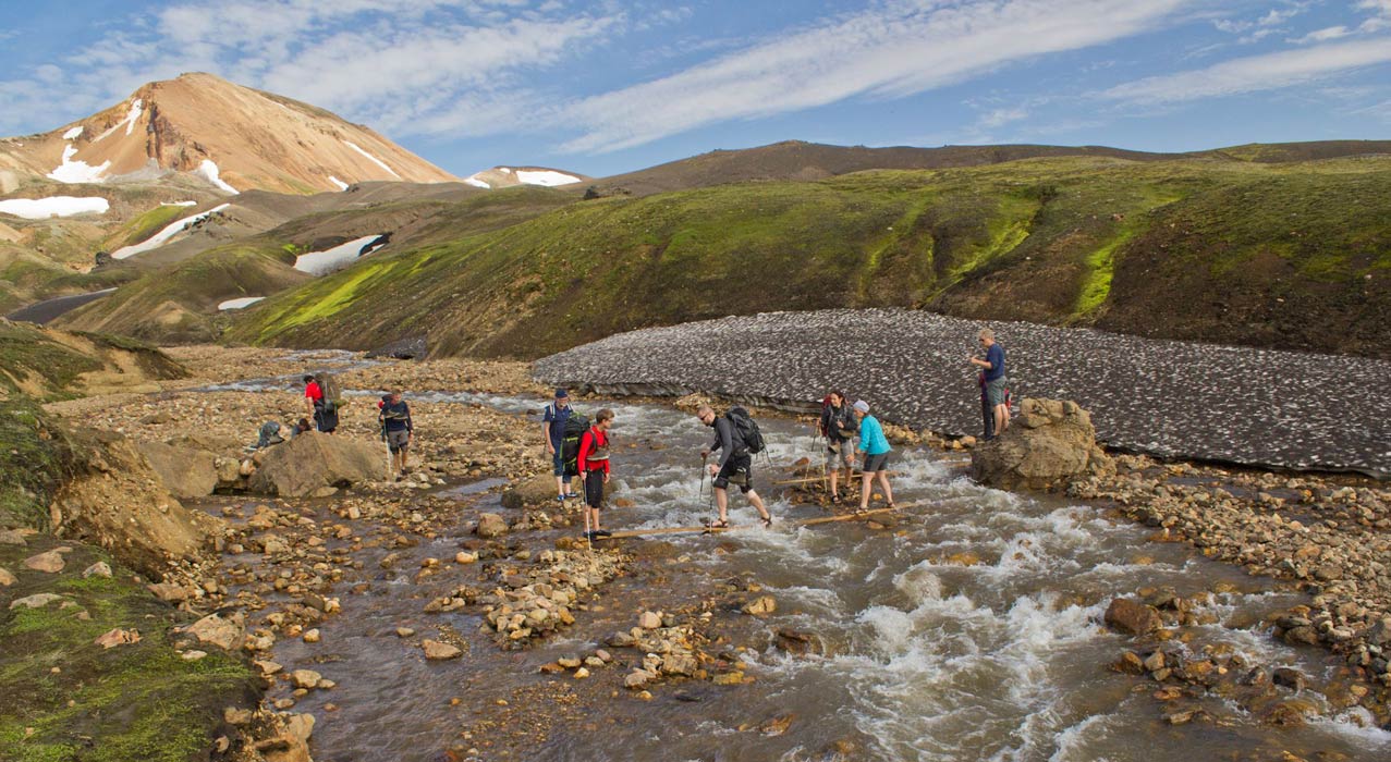 Wanderer auf einer Trekkingtour bei Landmannalaugar in Island