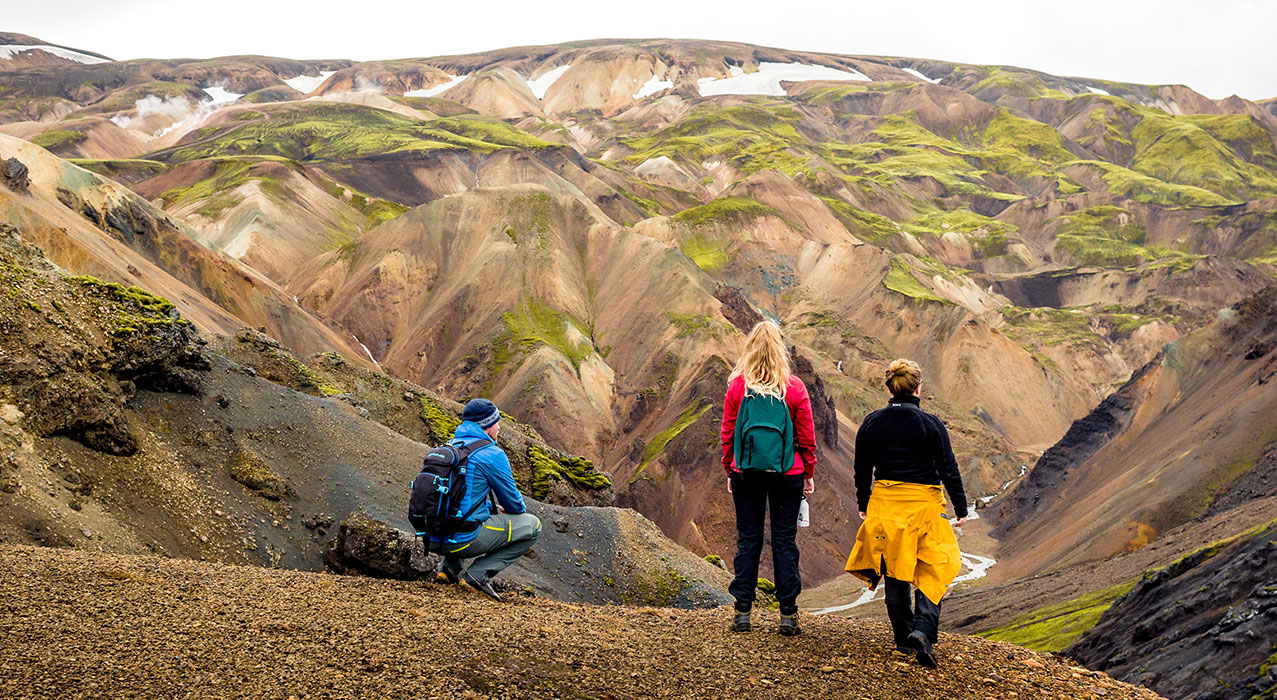 Wanderer auf einer Trekkingtour bei Landmannalaugar in Island