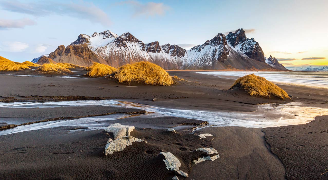 Mooslandschaft in Island bei Abendstimmung