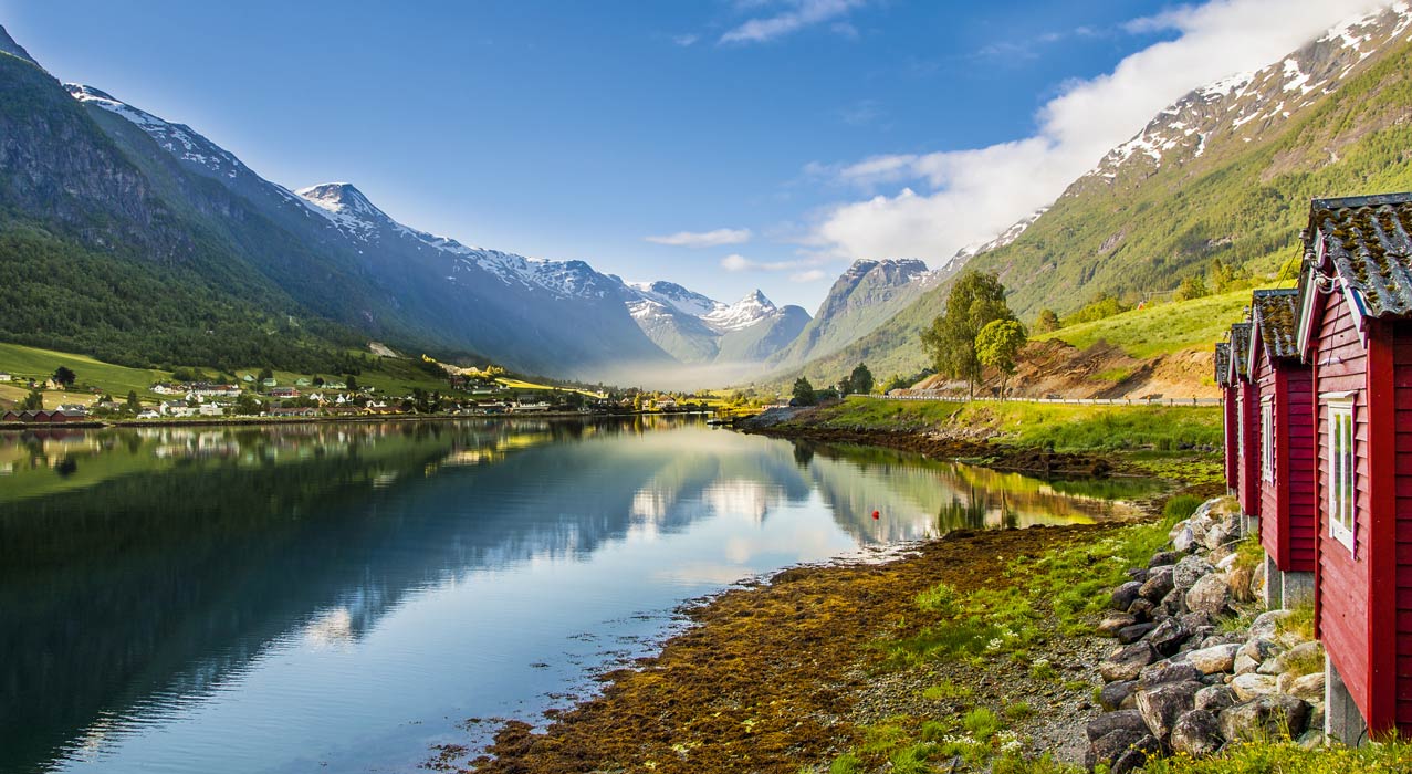 Geniessen Sie während der Ferien den Blick auf die Fjordlandschaft Norwegens.