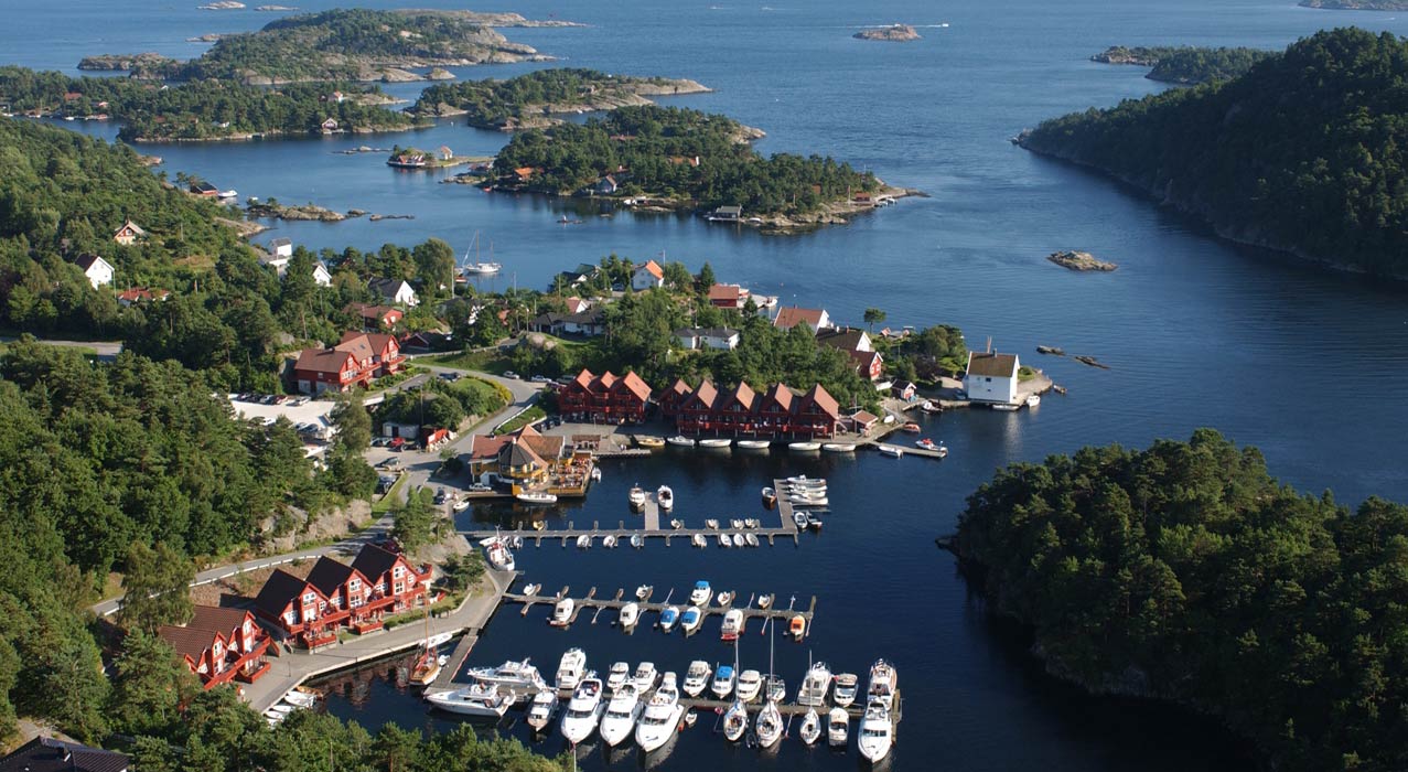 Sicht über die Angelanlage Trysnes Feriesenter og Marina in Südnorwegen