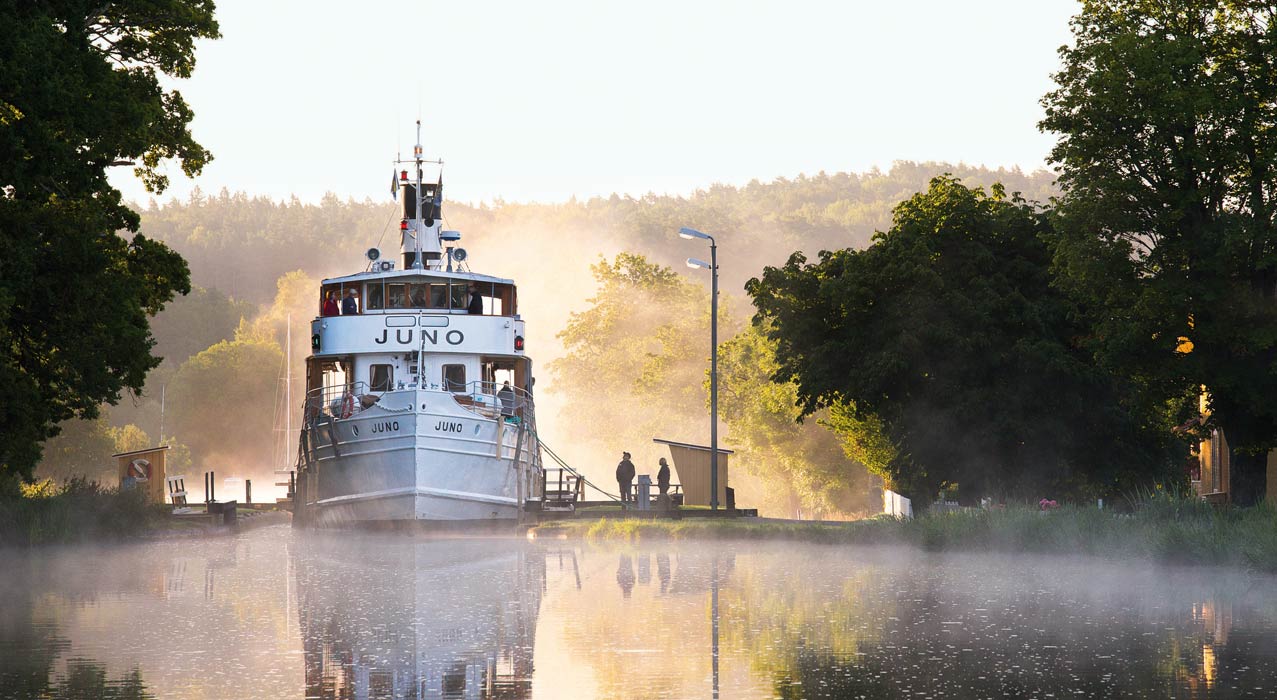 Das Schiff MS Juno auf dem Götakanal in Schweden bei Nebel
